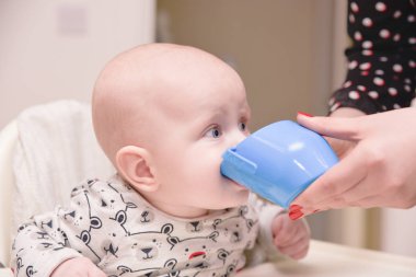 Çok güzel yürümeye başlayan çocuk oyuncakları evde bakım yer oynayın