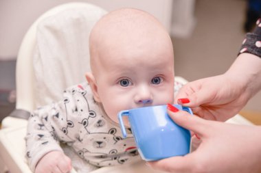 Çok güzel yürümeye başlayan çocuk oyuncakları evde bakım yer oynayın