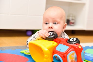 Çok güzel yürümeye başlayan çocuk oyuncakları evde bakım yer oynayın