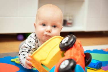 Çok güzel yürümeye başlayan çocuk oyuncakları evde bakım yer oynayın
