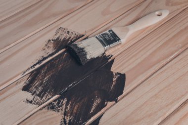 Ahşap doku ve boya fırçası / ev işi.