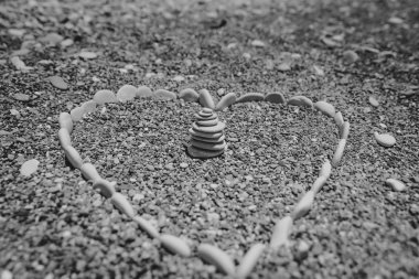 Siyah beyaz kalp şekli taşlar