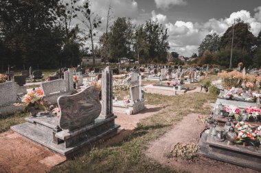 Mezarlıkta mezar taşı, anıtlar ve mezar taşları