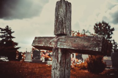 Farklı arka planlarda mezarlık haçlar