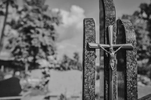 Pietre tombali, memoriali e lapidi nel cimitero — Foto Stock
