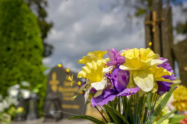 Cimetière, bougies fleurs dans le cimetière — Photo