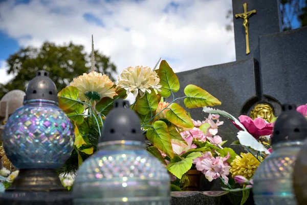 Cimetière, bougies fleurs dans le cimetière — Photo