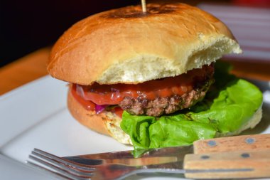 Pirişli hamburger. Atıştırmalık, et.