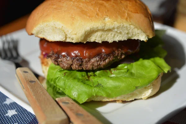 Hamburger s kotlet grilovaný. Svačina, maso. — Stock fotografie