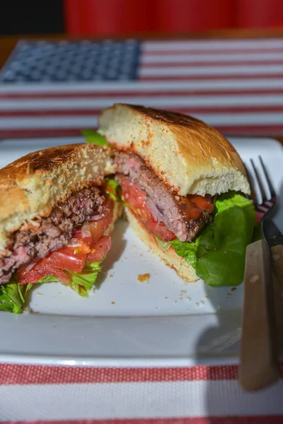 Гамбургер з котлети на грилі. Закуска, м'ясо . — стокове фото