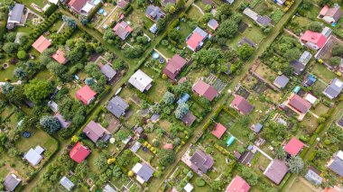 Polonya, Ilawa 'daki eğlence ve sebze bahçelerinin geniş açılı görüntüsü, İHA' dan çekilen fotoğraf