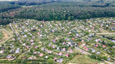 Polonya, Ilawa 'daki eğlence ve sebze bahçelerinin geniş açılı görüntüsü, İHA' dan çekilen fotoğraf