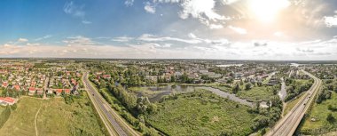 Fotoğraf İHA 'dan, Polonya' daki Ilawa kasabasının panoramik görüntüsü ve çevresindeki Jeziorak Gölü 'nden çekildi..