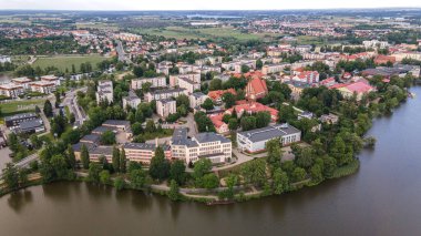 Polonya 'nın Ilawa kasabasındaki İHA' dan alınan farklı fotoğrafların karışımında bir kilise, Jeziorak Gölü, ev mülkü, yüzme havuzu, amfi tiyatro, demiryolu deposu, yelken limanı, orman adası, hastane vb..