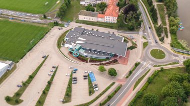 Polonya 'nın Ilawa kasabasındaki İHA' dan alınan farklı fotoğrafların karışımında bir kilise, Jeziorak Gölü, ev mülkü, yüzme havuzu, amfi tiyatro, demiryolu deposu, yelken limanı, orman adası, hastane vb..