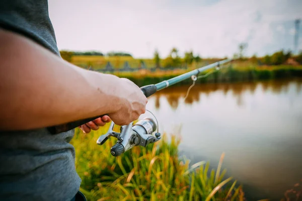 Jovem Pescando Lago Pôr Sol Desfrutando Hobby Exterior Atividade — Fotografia de Stock