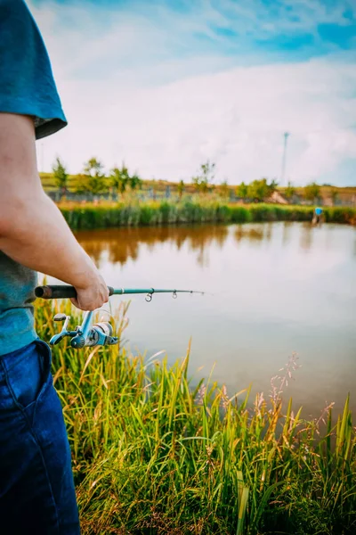 Jovem Pescando Lago Pôr Sol Desfrutando Hobby Exterior Atividade — Fotografia de Stock