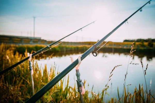 Haste Pesca Pescador Com Bobina Sem Inércia Verão Costa Lagoa — Fotografia de Stock