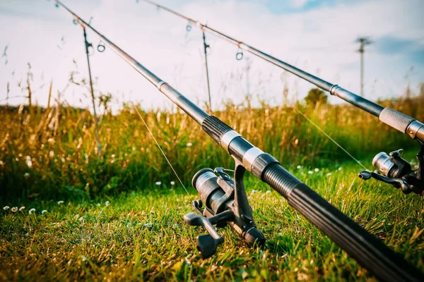 Angelrute Des Fischers Mit Trägheitsspule Sommer Ufer Des Teiches — Stockfoto