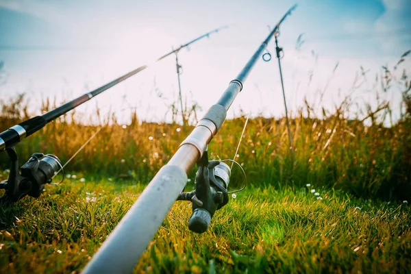 Angelrute Des Fischers Mit Trägheitsspule Sommer Ufer Des Teiches — Stockfoto