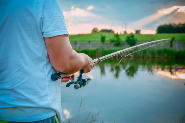 Junger Mann Angelt Bei Sonnenuntergang See Und Genießt Sein Hobby — Stockfoto