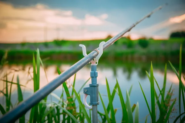 Angelrute Des Fischers Mit Trägheitsspule Sommer Ufer Des Teiches — Stockfoto