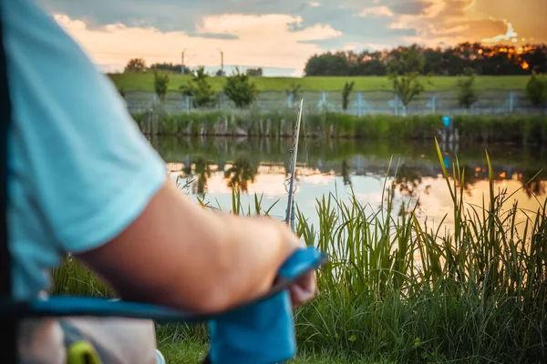 Junger Mann Angelt Bei Sonnenuntergang See Und Genießt Sein Hobby — Stockfoto