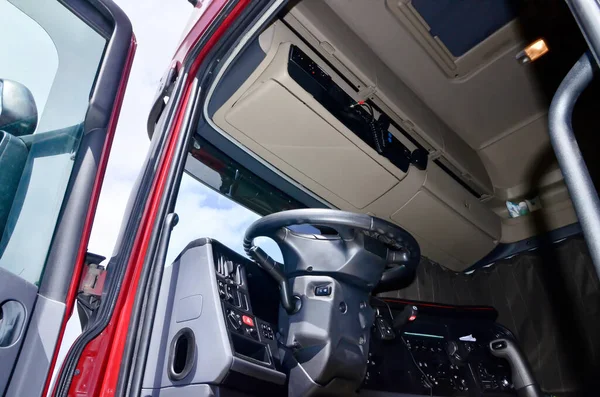 Kamyon şoförü kabin içi ve CB radyo ve direksiyon simidi