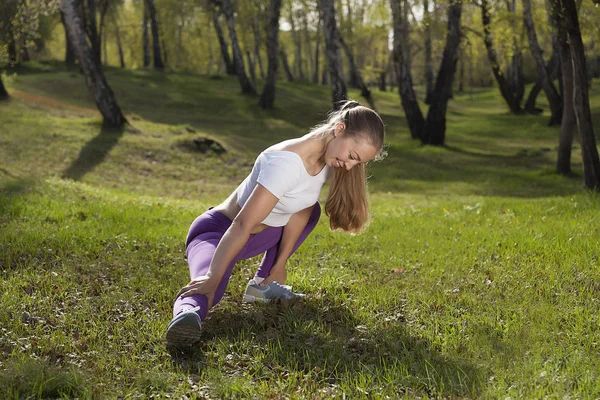 Ung Vacker Flicka Ägnar Sig Yoga Och Gymnastik Parken Stretching — Stockfoto