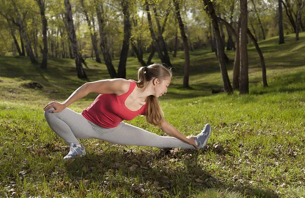 Ung Vacker Flicka Ägnar Sig Yoga Och Gymnastik Parken Stretching — Stockfoto