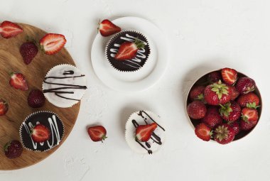 çilek, kekler ve taze çilek ile çikolata cupcakes