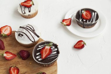 çilek, kekler ve taze çilek ile çikolata cupcakes