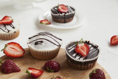 çilek, kekler ve taze çilek ile çikolata cupcakes