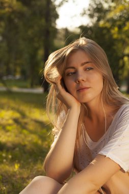 Genç güzel kız, Sarışın, portre, yüz güzel sarışın, kız günbatımı ışık