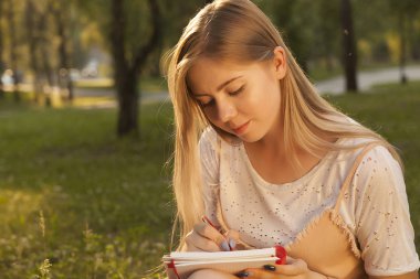 Genç güzel kız, öğrenci not defterinde, Sarışın, öğrenme ve eğitim yazma