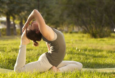 Pratik yoga ve jimnastik. Genç kız yoga yapıyor. Kadın yoga. Yoga yaz parkta