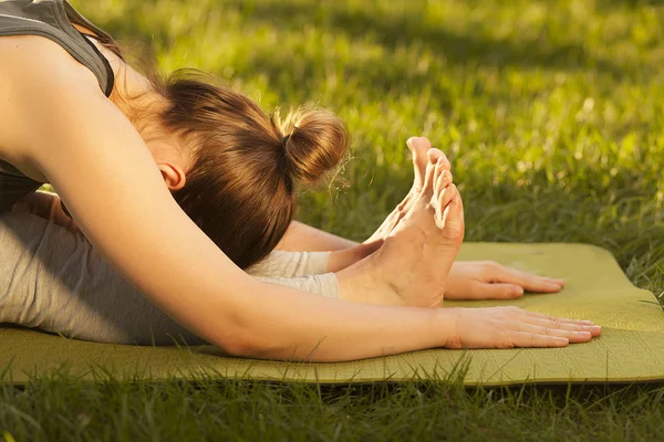 Práctica Yoga Gimnasia Jovencita Haciendo Yoga Yoga Femenino Yoga Parque — Foto de Stock