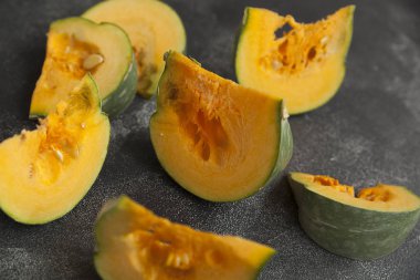 kabak, dilimlenmiş kabak, parlak turuncu kabak parçaları karanlık bir arka plan üzerinde