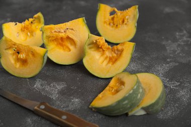 kabak, dilimlenmiş kabak, parlak turuncu kabak parçaları karanlık bir arka plan üzerinde