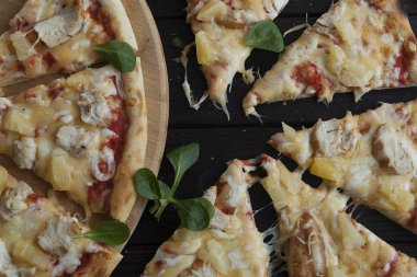 Pizza, taze pizza mozzarella peyniri, domates ve peynir ile. İtalyan pizzacı. Mutfak masasının üzerinde taze pizza