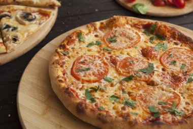 Pizza, taze pizza mozzarella peyniri, domates ve peynir ile. İtalyan pizzacı. Mutfak masasının üzerinde taze pizza