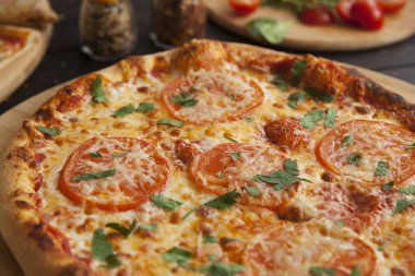 Pizza, taze pizza mozzarella peyniri, domates ve peynir ile. İtalyan pizzacı. Mutfak masasının üzerinde taze pizza