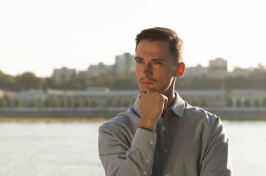 ciddi bir genç adam portresi. Genç brunet erkek merak ettim, duygu, konsantrasyon ve gerginlik, Genç adam kameraya, ciddi göz arıyorum