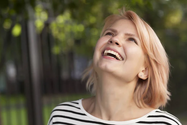 Cara Una Hermosa Chica Rubia Sonrisa Felicidad Tortura Caminar Por —  Fotos de Stock