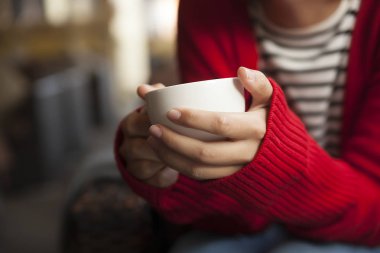 genç güzel kız içecekler çay beyaz kupa genç sarışın içecekler kahve bir kafede, açık kafe