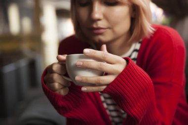genç güzel kız içecekler çay beyaz kupa genç sarışın içecekler kahve bir kafede, açık kafe