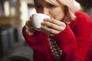 genç güzel kız içecekler çay beyaz kupa genç sarışın içecekler kahve bir kafede, açık kafe