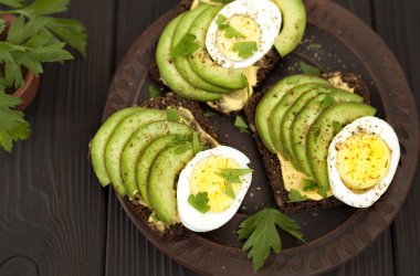 Avokado. avokado ve yumurta ile sandviç. Kahvaltı. sağlıklı gıda.