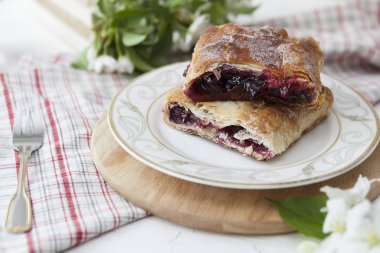 vişneli ev yapımı turta. kiraz strudel ev yapımı pişirme. Tatlı. geleneksel mutfağı.
