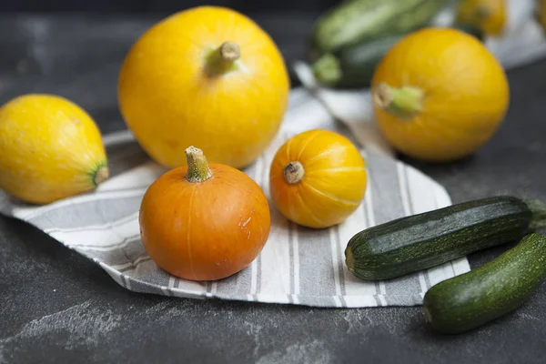 Kabak. sonbahar hasadı. turuncu ve sarı kabaklar.